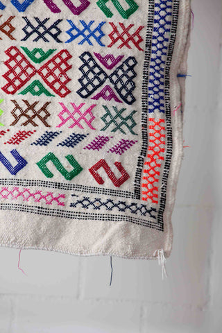 Marokkanischer kleiner Teppich in Elfenbein mit mehrfarbigen Details – Gilda Balass