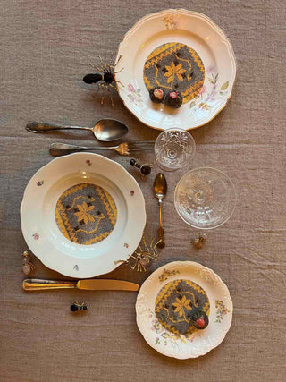 When the perfect Mise en Place calls, Elleremodelista answers! And it answers with these plate sets designed by Laura Ciregia, designer of the Elleremodelista, who took her favorite embroideries done by her in person and had them carried on vintage ceramic plate sets (being vintage ceramic is even more valuable). A totally upcyled project in perfect Elleremodelista style!