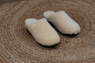 The skilful hands of Tuscan craftsmen behind the Italian label Antidoti present the Monty Natural Clogs for FW22 – a wintry silhouette inspired by the freedom of the '60s. The pair features a round toeline and is crafted from natural sheepskin with wooden platform soles (the heel height is 5 cm and the platform height 2,5 cm).