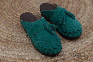 The Frangyna clogs from Antidoti are the perfect transition from closed shoes to slides. With a green colored velour uppersoles and calfskin lining, they strike the balance between comfortable and stylish. They feature classic studded sides and the heel of the wooden platform sole is 5 cm hight and the platform height 2,5 cm).