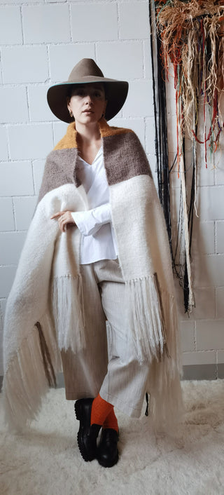 A piece of clothing that shouts autumn. We are absolutely in love with this super cozy poncho made entirely in rural South Africa with a responsible family business and specialized local artisans. Àllamanda Design works only with the finest quality of Mohair using sustainable organic raw materials with minimal carbon footprint in the production process and that are the reasons why we adore this cozy item.