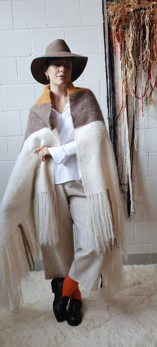 A piece of clothing that shouts autumn. We are absolutely in love with this super cozy poncho made entirely in rural South Africa with a responsible family business and specialized local artisans. Àllamanda Design works only with the finest quality of Mohair using sustainable organic raw materials with minimal carbon footprint in the production process and that are the reasons why we adore this cozy item.