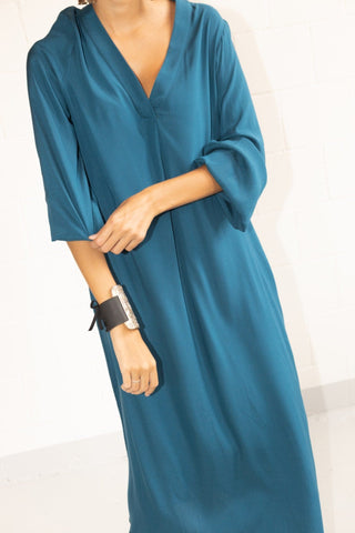 "Simplicity is the keynote of all true elegance" and By Adushka's Madrid Dress can prove it! Made in Italy from pure silk and a low percentage of elastic stretch, it comes in avio, a bright shade of blue that will give a touch of colour to your summer wardrobe. It features a decent collar v-neckline and it's cut to a relaxed design with balloon sleeves with elastic closure and a comfort-ensuring silk lining. 