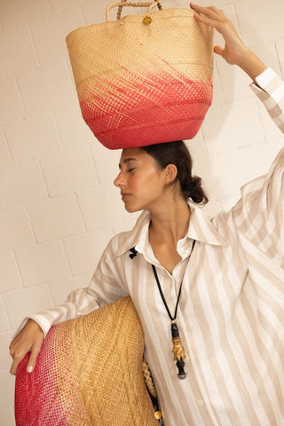 We combine trendy and colorful designs, exclusive of Guanábana, with a traditional handicraft like baskets to create a very special accessory. Our baskets are hand made by artisans using the technique of weaving with iraca, typical of the Colombian tradition. The iraca, or toquilla straw, is a natural fiber that comes from the Carludovica palmata plant.