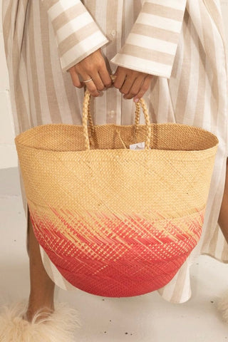 We combine trendy and colorful designs, exclusive of Guanábana, with a traditional handicraft like baskets to create a very special accessory. Our baskets are hand made by artisans using the technique of weaving with iraca, typical of the Colombian tradition. The iraca, or toquilla straw, is a natural fiber that comes from the Carludovica palmata plant.