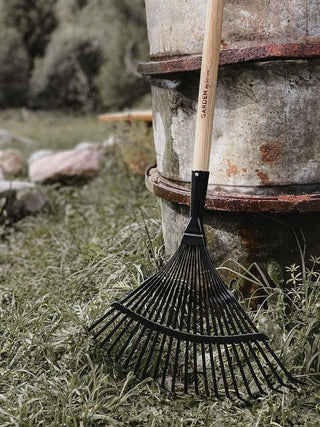 Stylish and functional leaf rake by By Benson that facilitates cleaning in the garden. Steel rake head with 24 spikes. Wooden handle in ash.