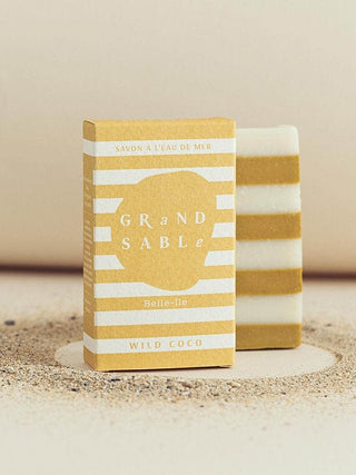 Continuing with the line of By Adushka Home we present the Grand Sable line of soaps. The Wild Coco Breton scented soap weighing 95 grams was designed in Belle-Île in France and made entirely by hand with sea water from the Breton coast. The green fragrance contains frangipani flower, coconut, papyrus.