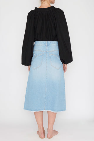 This midi skirt from Happy Haus is a simple and supremely comfortable option, that you can wear in your everyday life. La Jupe Cécilie, seemingly denim, is made from recycled cotton, it has a slight flared cut, a fall in the middle of the calf and it features five pockets designed with shape of flowers.