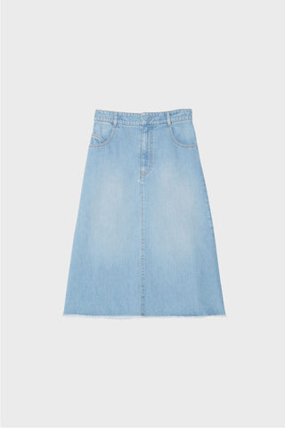 This midi skirt from Happy Haus is a simple and supremely comfortable option, that you can wear in your everyday life. La Jupe Cécilie, seemingly denim, is made from recycled cotton, it has a slight flared cut, a fall in the middle of the calf and it features five pockets designed with shape of flowers.