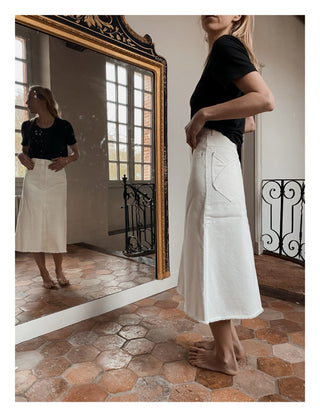 This midi skirt from Happy Haus is a simple and supremely comfortable option, that you can wear in your everyday life. La Jupe Cécilie is made from a pure japanese cotton, it has a slight flared cut, a fall in the middle of the calf and it features five pockets designed with shape of flowers.