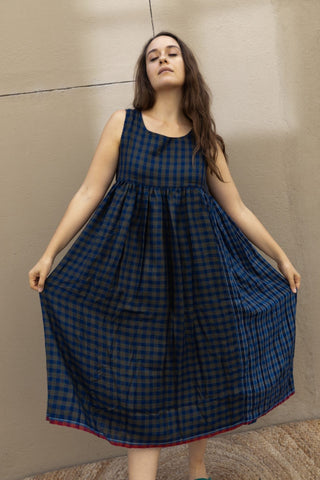 This year is all about layering and slip dresses are exactly what you need. Injiri provides these super comfy slip dresses to wear alone or to accompany under another dress of the brand. 50% cashmere and 50% silk, this blue checked dress follows the silhouette in a very soft way in the upper part, then widen in the skirt part.