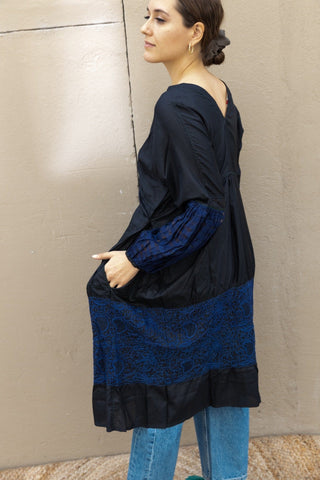 This silk dress Injiri blends a stylish silhouette featuring typical brand details. A very precious garment handmade in India with a special finish made entirely of silk; it comes in black with midnight blue coloured details, slightly balloon sleeves with a see-through effect and a length between short and midi. It is an almost 'basic' garment that will serve to give a neutral touch to your wardrobe. 