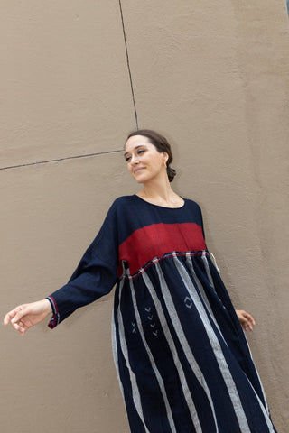 This Injiri dress blends a stylish silhouette featuring typical brand details. A very precious garment handmade in India with a special finish made entirely of merino wool; it comes in midnight blue with red and white coloured details, long sleeves and a midi length. It is an almost 'basic' garment that will serve to give a neutral touch to your wardrobe. 