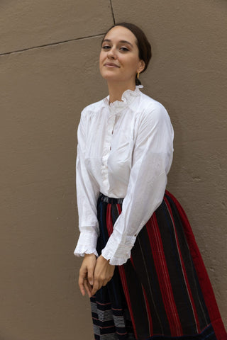 This mid-length skirt, coming from “Real India”, the way the name of Injiri translate, represents the commitment of the brand to real quality fabrics and extraordinary handwoven textiles, made by local artisans. The skirt features an high waist and hand stitched details. In winter perfect to combine with a turtle neck or thick winter sweater.