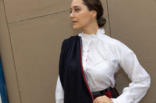 A classic piece of clothing that cannot be missing from your wardrobe. This silk blouse belongs to Injiri's Fall Winter 22 collection and comes in a white colour, has long sleeves and a unique ruffled collar. 