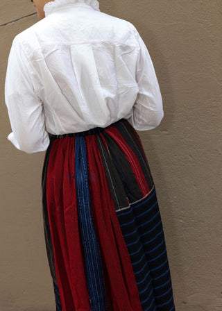 This mid-length skirt, coming from “Real India”, the way the name of Injiri translate, represents the commitment of the brand to real quality fabrics and extraordinary handwoven textiles, made by local artisans. The skirt features an high waist and hand stitched details. In winter perfect to combine with a turtle neck or thick winter sweater.
