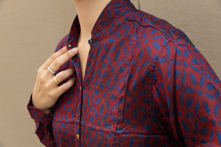 A classic silk shirt revisited by our brand Injiri. Made entirely by hand, it features a pattern typical of the label and a rather oversized fit, making it suitable for any type of body. It tightens at the cuffs.