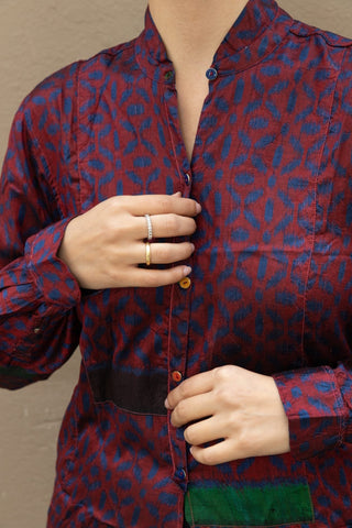 A classic silk shirt revisited by our brand Injiri. Made entirely by hand, it features a pattern typical of the label and a rather oversized fit, making it suitable for any type of body. It tightens at the cuffs.