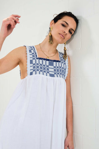Every Nina Leuca dress shows all the Apulian spirit. This blue resort dress is 100% handmade by linen and features spaghetti straps, squared-off neckline, a white wide skirt and slip-on silhouette, which make it easy to wear. Style it with a straw hat from Lola Hats and bag to get the perfect summer outfit to wear on the beach during your resort holidays!