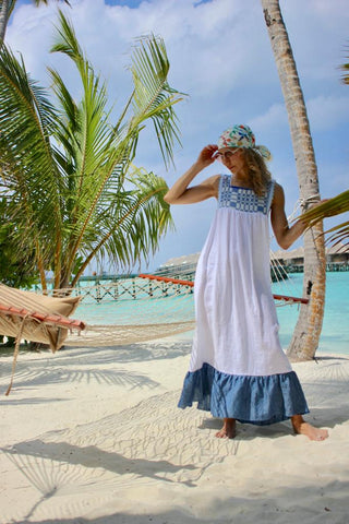Every Nina Leuca dress shows all the Apulian spirit. This blue resort dress is 100% handmade by linen and features spaghetti straps, squared-off neckline, a pink wide skirt and slip-on silhouette, which make it easy to wear. Style it with a straw hat from Lola Hats and bag to get the perfect summer outfit to wear on the beach during your resort holidays!