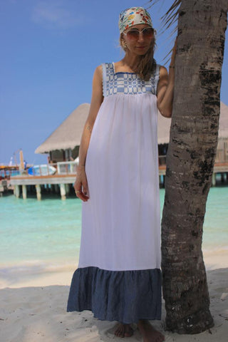 Every Nina Leuca dress shows all the Apulian spirit. This blue resort dress is 100% handmade by linen and features spaghetti straps, squared-off neckline, a pink wide skirt and slip-on silhouette, which make it easy to wear. Style it with a straw hat from Lola Hats and bag to get the perfect summer outfit to wear on the beach during your resort holidays!