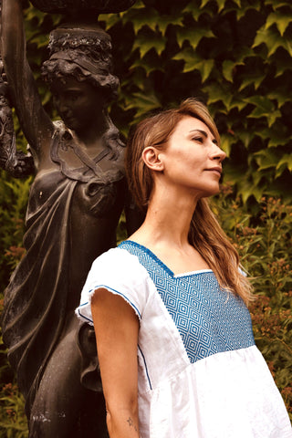 Get ready for summer with Nina Leuca’s dresses! Made in Italy from a prestigious mix of pure stone washed linen and cotton, the label’s Blue and White Midi Dress features short puff sleeves, a square neck and a blue and white hand-embroidered stitch on the frontal part. The blue colour is also reflected at the end of the sleeves.