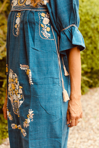 We are happy to introduce you Santa Lupita's most consciously handcrafted and sustainable dress! Its fabric was completely handwoven with organically grown cotton and dyed with natural colors made of plants and minerals. Its beautiful embroidery is fully handmade. Furthermore, the label has full control through the entire production chain, from the cotton seed to storage, guaranteeing that production takes place under environmental and labor-friendly conditions.