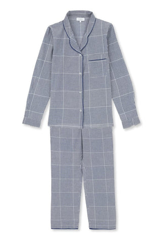 No need to count sheep before sleeping in these pajamas, sleep will pick you up. The Barbers pyjama is cut in Jaipur, Rajasthan from pure cotton with an oversized fit. This set consists of a shirt which features a chest pocket on left side and combined straight long trousers. It comes in white with a blue floral pattern from a collection of old English wallpapers.