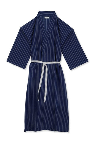 For absolute comfort we recommend Scarlette Ateliers' Pampero nightgown. The kimono model comes with a blue striped design and it is styled to flatter the feminine figure with its low-cut neckline. This half-sleeved kimono also features a big pocket on the right side. Comfort and timeless style are embodied in this Scarlette Ateliers' Pampero nightgown.