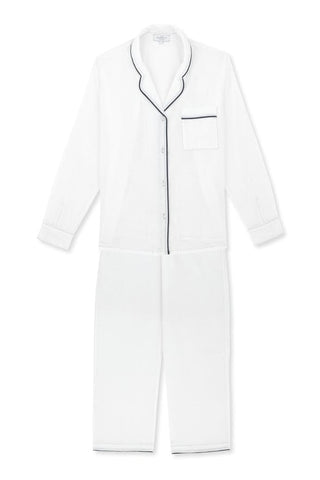 An absolute must-have in your sustainable wardrobe: Scarlette Ateliers' white pyjama to put on when you get out of the bath - a delicate touch that will pamper your skin. Handwoven from pure pristine white cotton on wooden looms in South India, this set consists in a long-sleeved jacket and soft trousers with contrasting blue bias finish.