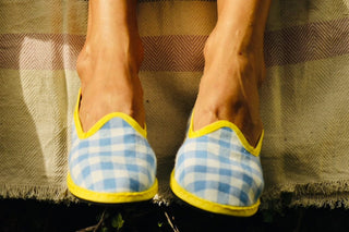Refinement, high quality, love for the smallest detail and passion for Made in Italy are the four pillars behind our new brand Teod'amar. This slippers belong to the Deluxe collection of the label and they are handmade in Venice from reused, recycled, unique and precious fabrics. Selected from the boiseries of ancient libraries and Venetian palaces, the fabric that covers Teod'amar's Venetian handmade shoes is carefully handcrafted