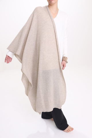 The Key Tō Dean’s Stola cape is handwoven from a pure cashmere knit. Arriving in a versatile sand hue, it’s an amazing addition to any evening gown, a wedding dress, jeans & jumper.