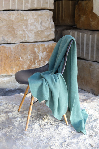 The Key Tō Dean’s Stola cape is handwoven from a pure cashmere knit. Arriving in a versatile emerald hue, it’s an amazing addition to any evening gown, a wedding dress, jeans & jumper - you name it. 