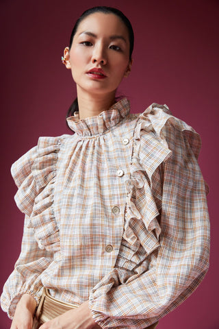 The absolute piece for a very delicate look. This checkered shirt made from deadstock fabric comes with ruffles, oro chiaro plated buttons and elastic cuffs.