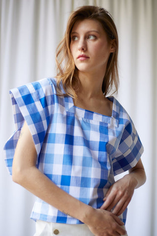 An absolute must-have for the spring summer season: The Label Edition's Nomi Blouse. It comes with a vichy blue and white pattern and the wide short sleeve makes it unique. It is made from 100% pure cotton in Europe, so that it’s impossible to maintain control over everything (suppliers, fabrics). This japanese style top will enhance all of your outfits.