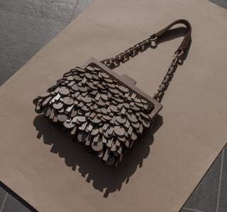 Sempre frame Woyoyo bag is extravagant at glance, decorated with a composition of selected scales made of Georgian walnut heartwood. It has a Woyoyo flat kiss-lock mechanism and handstitched inside pocket. The handle is made as a blend between handmade wooden chain combined with a handknitted soft hold.